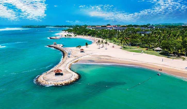 Turquoise water and white sand at Nusa Dua beach, Bali